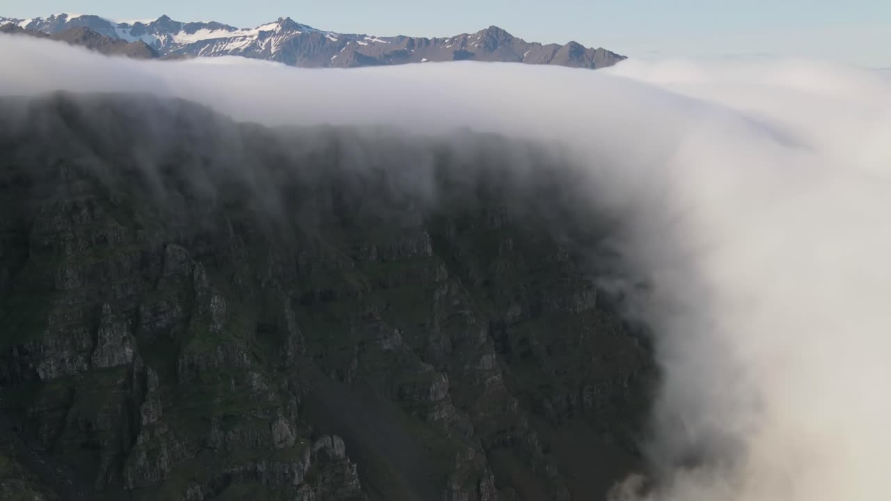 안개 가 가득 한 산 계곡 을 공중 에서 볼 수 있다