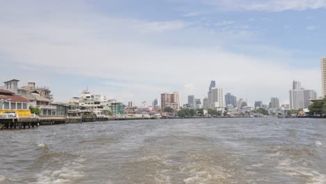 Vista-Desde-Un-Taxi-Acuático-De-Bangkok