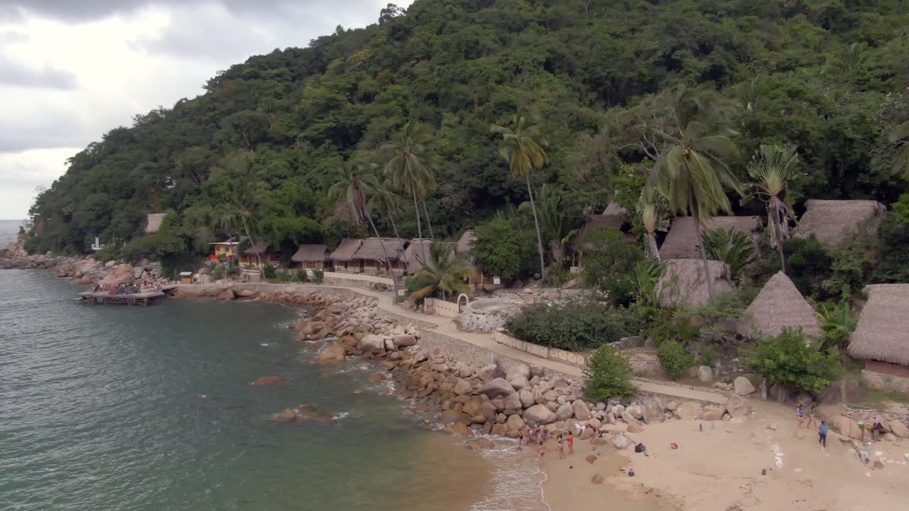 vista panorámica de la playa rocosa en yelapa, jalisco, méxico - toma aérea de drones