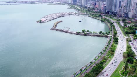 vista panorámica de drones sobre el tráfico en la circunvalación costera - cinta costera en la ciudad de panamá