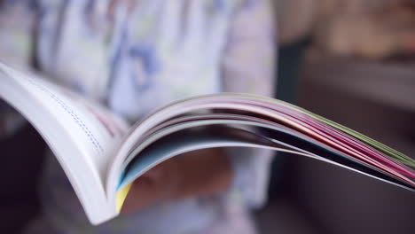 libro aperto rivista vista donna che si gode una sessione di lettura tranquilla