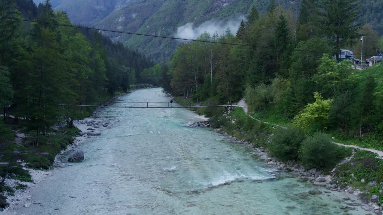 Ponte sul fiume Isonzo all'alba a Bovec, Slovenia