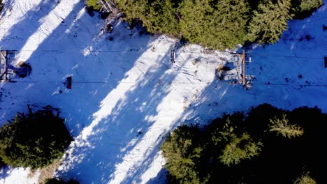 vista aérea de un ascensor de esquí en una estación de invierno de pamporovo en bulgaia