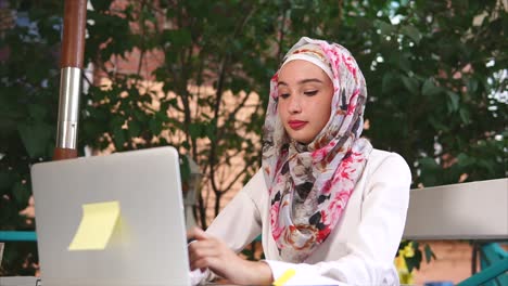woman working on laptop in a cafe