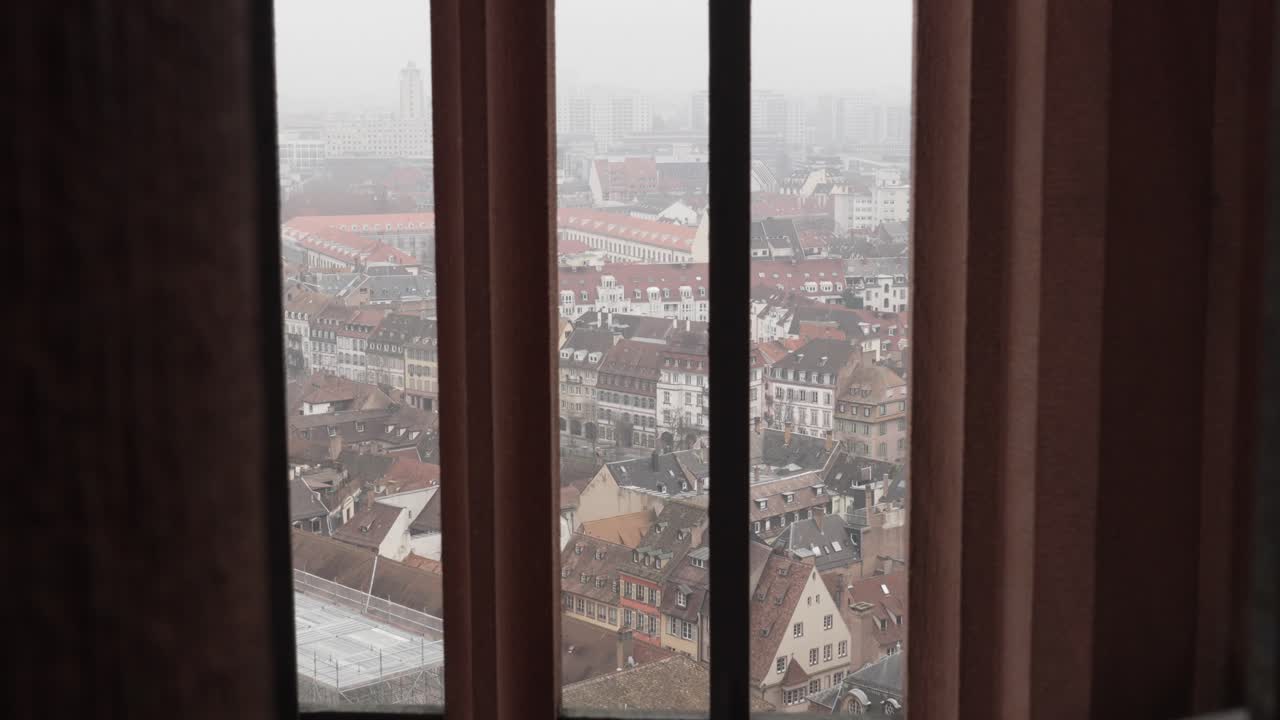 вид с страсбургского собора, заглядывая на очаровательные улицы и крыши страсбурга, с культурой и архитектурой, сочетающей немецкое и французское влияние