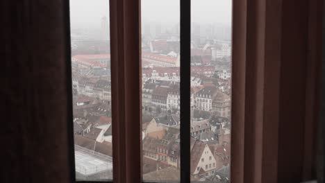 Vista-Desde-La-Catedral-De-Estrasburgo,-Con-Vistas-A-Las-Encantadoras-Calles-Y-Tejados-De-Estrasburgo,-Con-Cultura-Y-Arquitectura-Que-Combinan-Influencias-Alemanas-Y-Francesas.