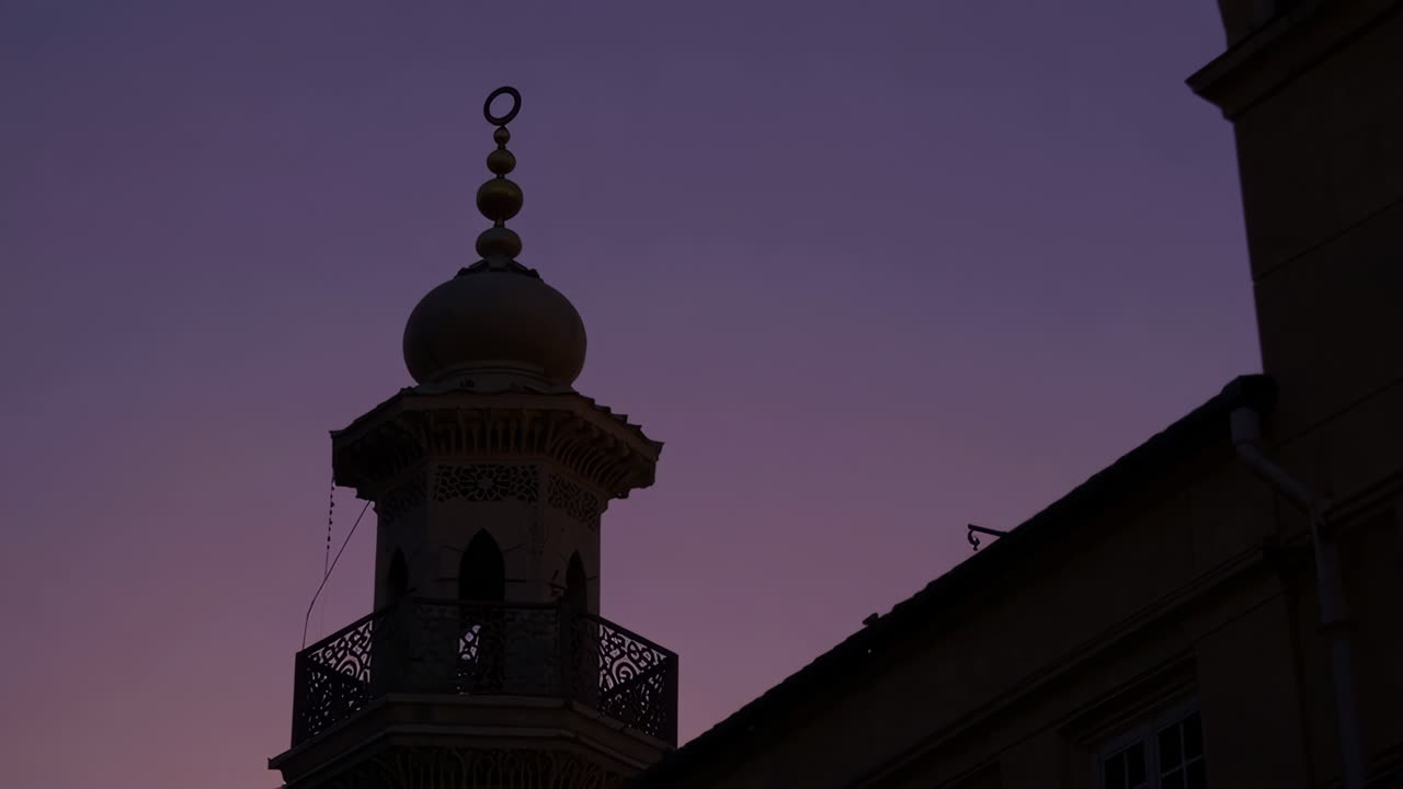 Silhouette di un minareto di una moschea al tramonto