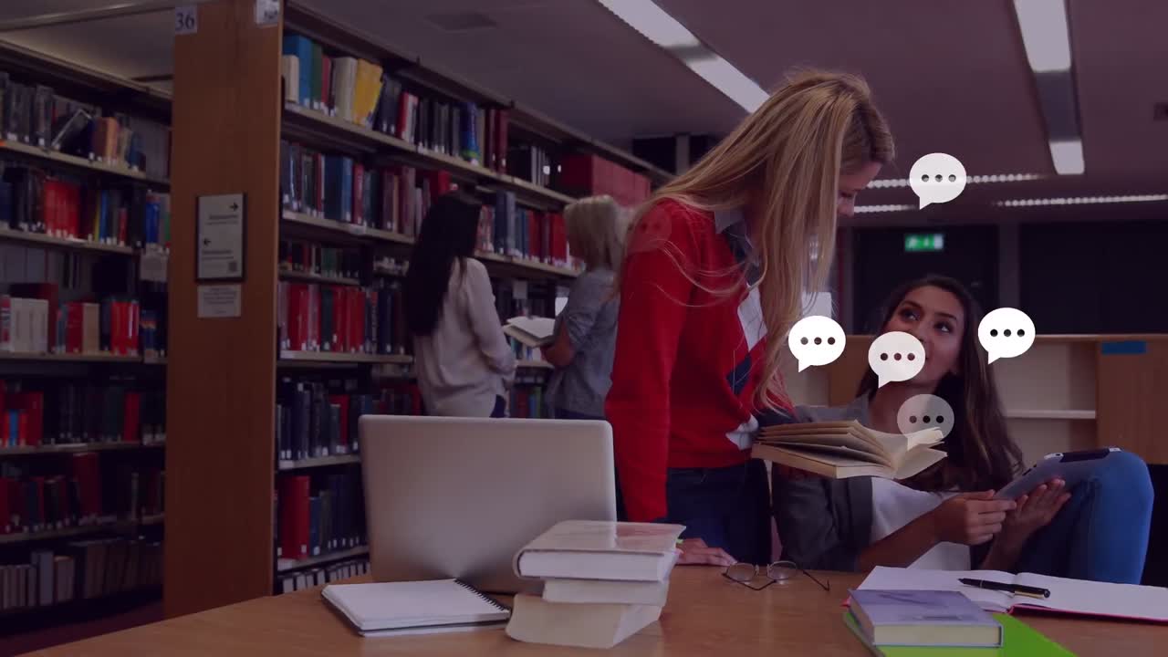 animación de la caída de los iconos de las redes sociales sobre dos estudiantes caucásicos que usan una computadora portátil