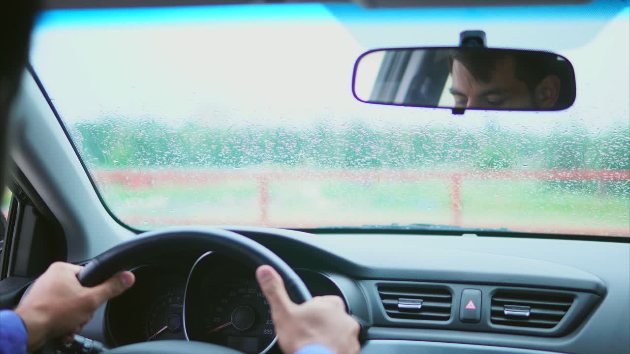 비가 오는 날 에 차 를 운전 하는 사람