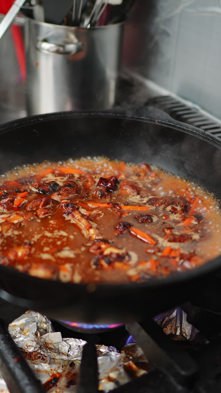 Cibo che sobbolle in una padella su un fornello a gas in una cucina