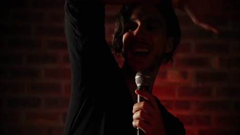 cantante cantando en un micrófono 4k