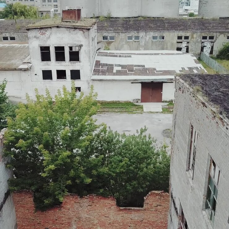 Ruinas de una antigua fábrica. Edificio industrial antiguo para demolición. Vista aérea