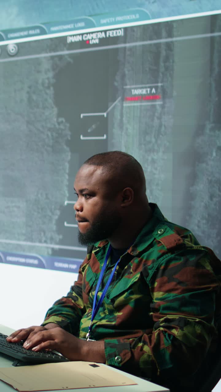 Verticale video Groep soldaten in kantooromgeving werkt samen aan inlichtingenanalyse.