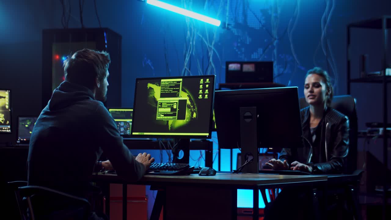 컴퓨터에서 일하는 매력적인 젊은 남녀 동료, 소프트웨어 개발자 또는 해커가 성공적으로 마무리하면서 서로에게 5개를 행복하게 주고 있습니다.