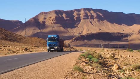 camión semirremolque azul man se en una carretera interurbana en atlas en marruecos