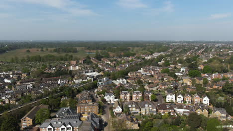 Suburbios-Vivos-De-La-Ciudad-De-Londres,-Vista-De-órbita-Aérea