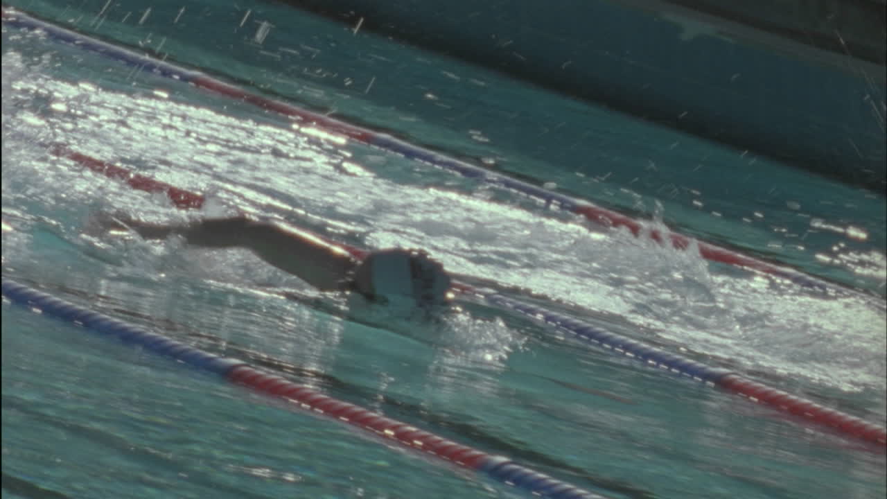 수영 선수는 수영장에서 수영