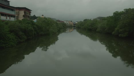 Fluss-Fließt-Mitten-In-Der-Stadt,-Bäume-Und-Gebäude-Rund-Um-Den-Fluss