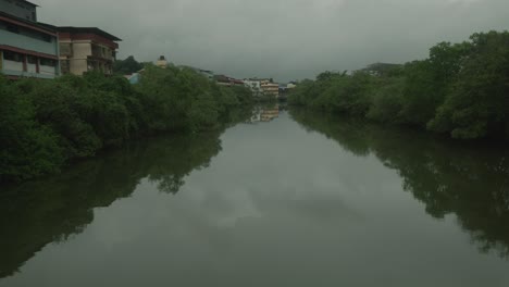 río que fluye en el medio de la ciudad , árboles y edificios que rodean el río