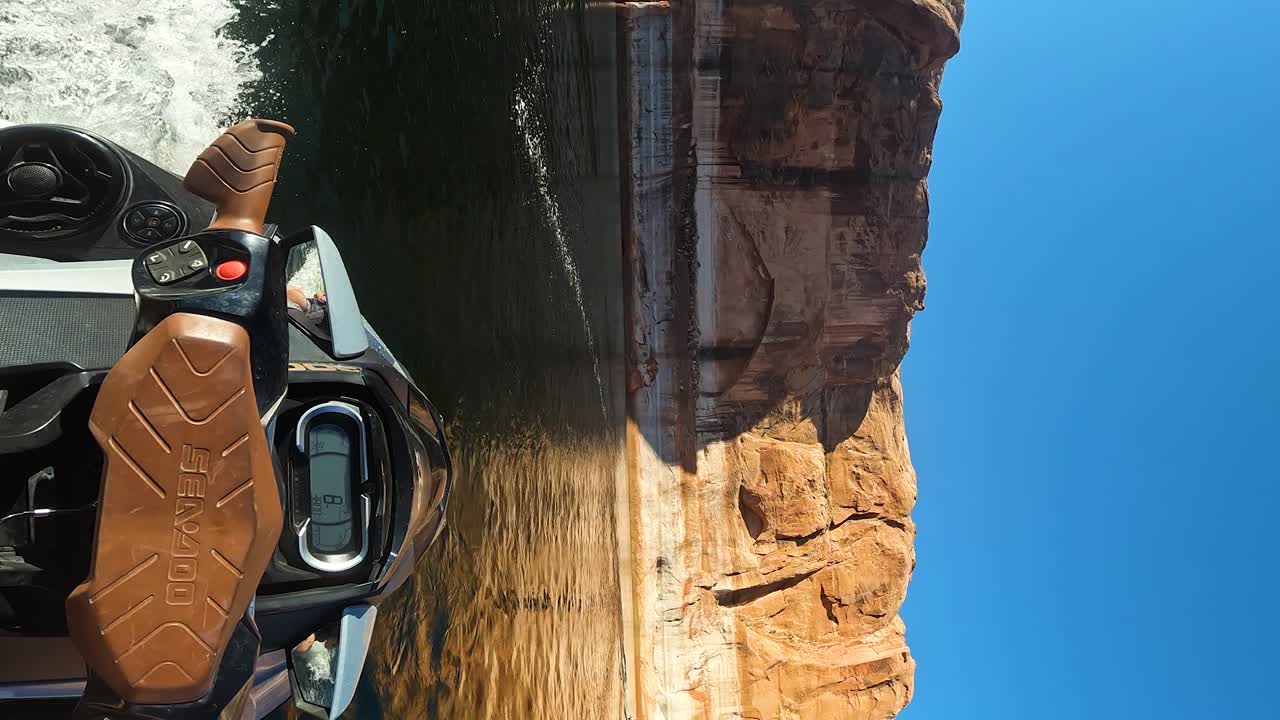 Shot POV Vertikal Jet Ski di Samping Tebing Batu Pasir di Danau Powell