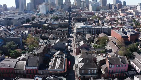 Toma-Aérea-Descendente-E-Inclinada-De-La-Calle-Bourbon-En-El-Barrio-Francés-De-Nueva-Orleans-Durante-El-Día