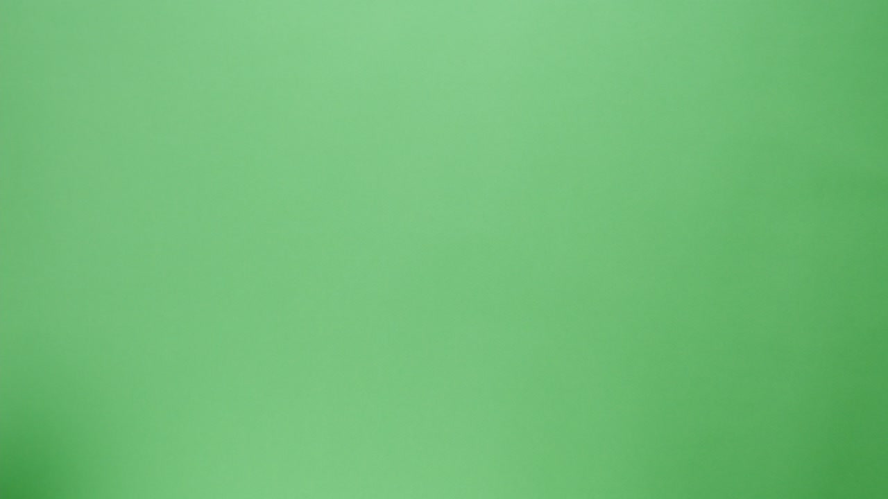 servicio de entrega de alimentos. café para llevar, taza de papel sobre fondo verde. llevar bebidas calientes. compras de alimentos sin contacto en línea. mensajero con guantes de protección dando pedidos, entregando al cliente