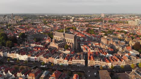 Iglesia-Gótica-Protestante-De-Hooglandse-Kerk-En-El-Centro-De-La-Ciudad-De-Leder,-Países-Bajos