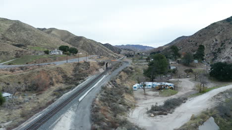 Rising-over-empty-train-tracks-in-Soledad,-California