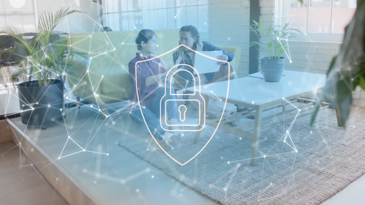 animación de la red de conexiones con candado sobre diversos colegas discutiendo el trabajo