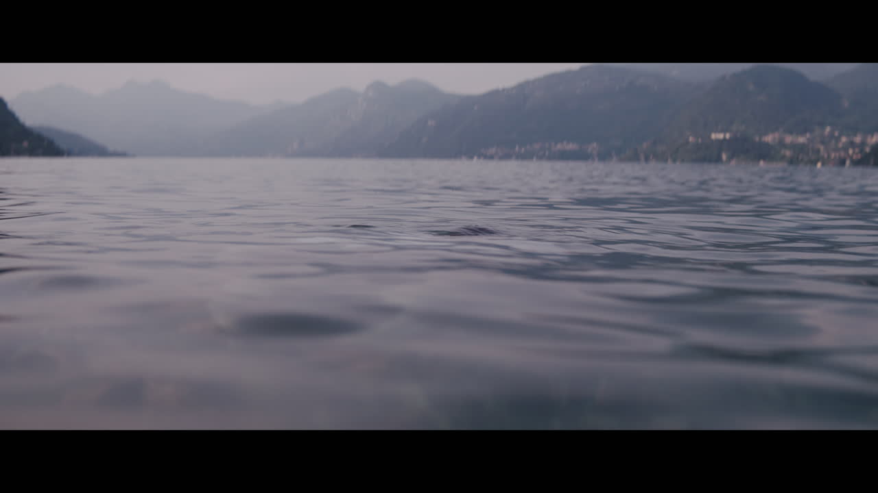 hombre nadando en un lago