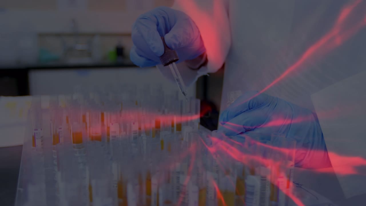 Animazione di scie luminose su scienziato uomo in laboratorio