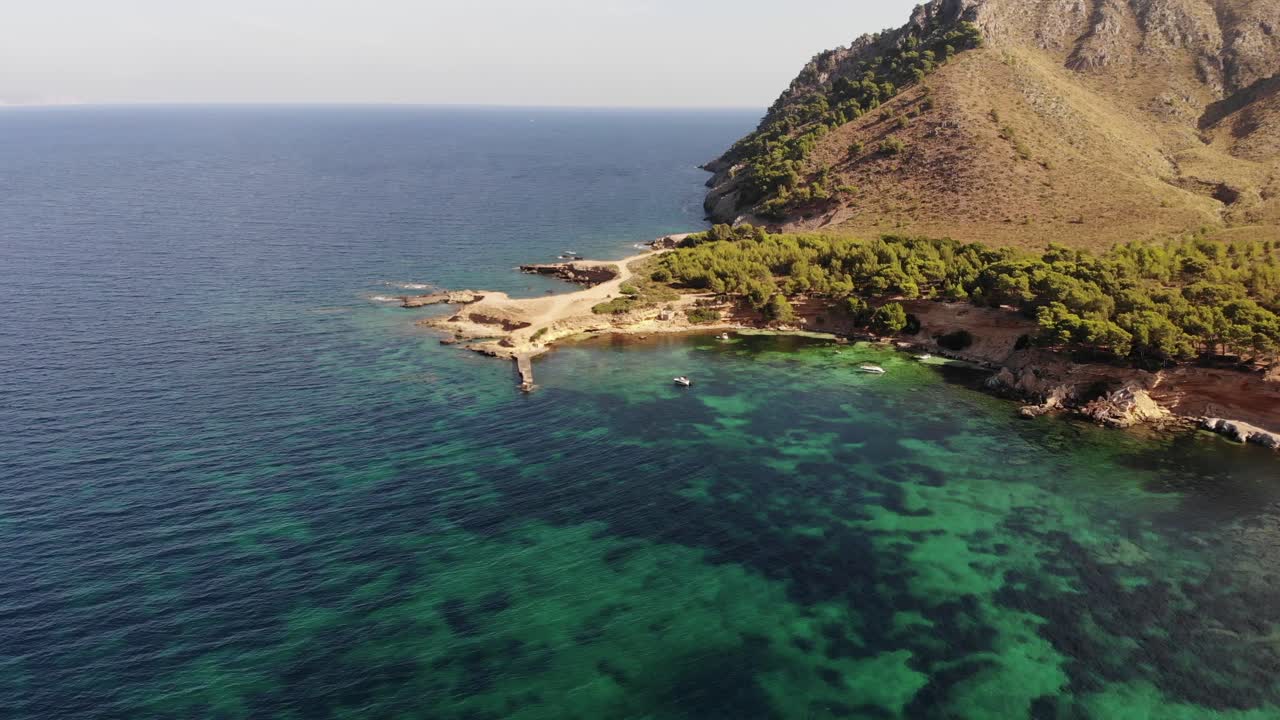 Long Mallorca platja aerial approaches boat, ideal for speed ramp
