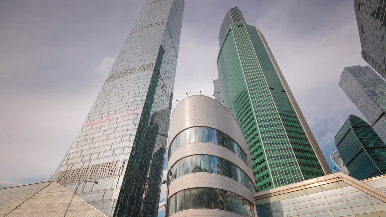 día soleado moscow ciudad moderna rascacielos plaza panorama 4k lapso de tiempo rusia