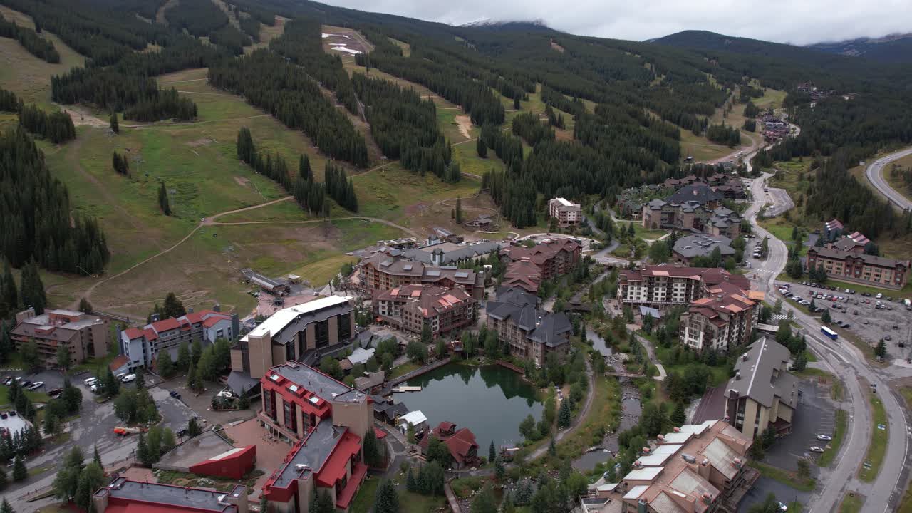 tomada de avión no tripulado de la estación de esquí de montaña de cobre en la temporada de verano, edificios y colinas verdes, colorado, estados unidos