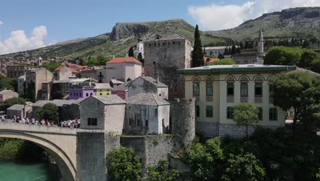 vista aérea de drones arquitectura otomana de mostar es una hermosa ciudad en europa, histórica vista del puente de mostar