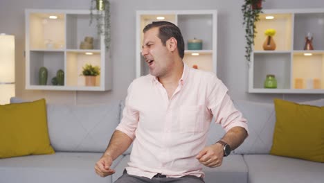 el hombre está cantando.