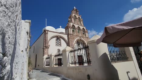 Vistas-De-La-Iglesia-Cristiana-Desde-El-Callejón-En-Santorini,-Grecia