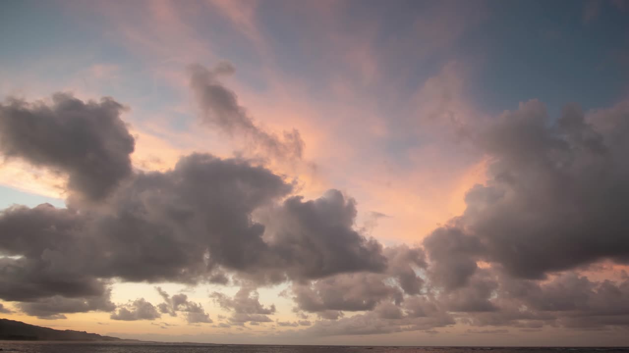 timelapse de 4k de una puesta de sol con nubes en una playa en hawaii