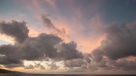 Timelapse-De-4k-De-Una-Puesta-De-Sol-Con-Nubes-En-Una-Playa-En-Hawaii