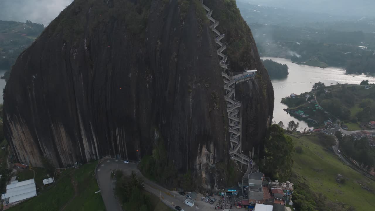 hiperlapso aereo de la famosa peña de guatape en antioquia colombia 4