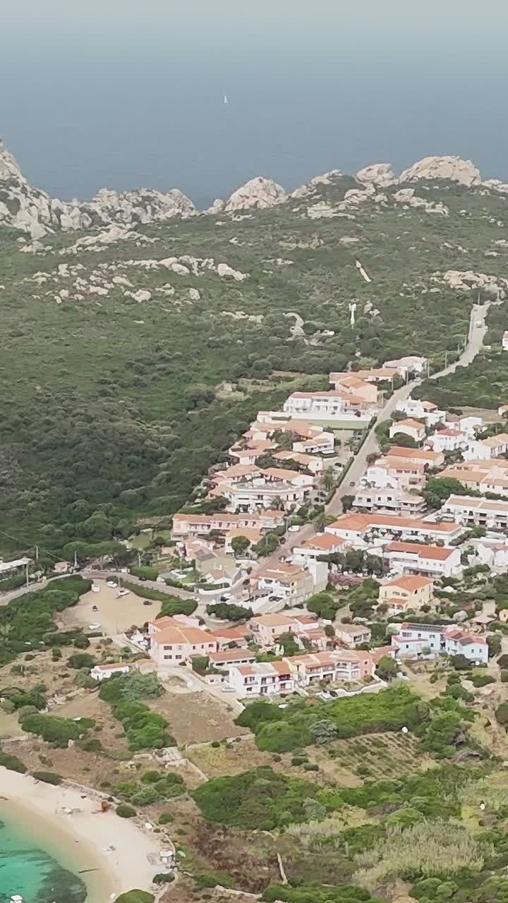Vista della costa sarda con colline e attività balneari durante il giorno