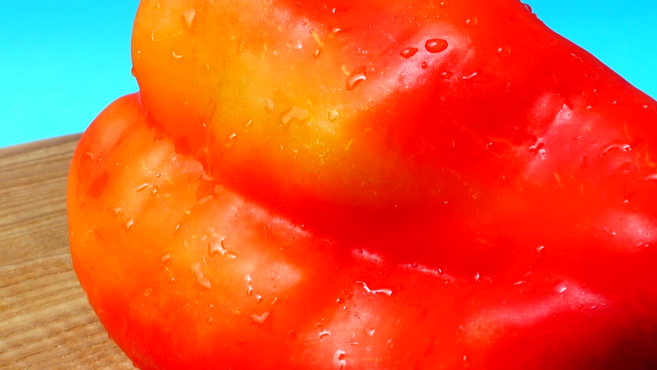 Peperone rosso dolce. Scatto in movimento