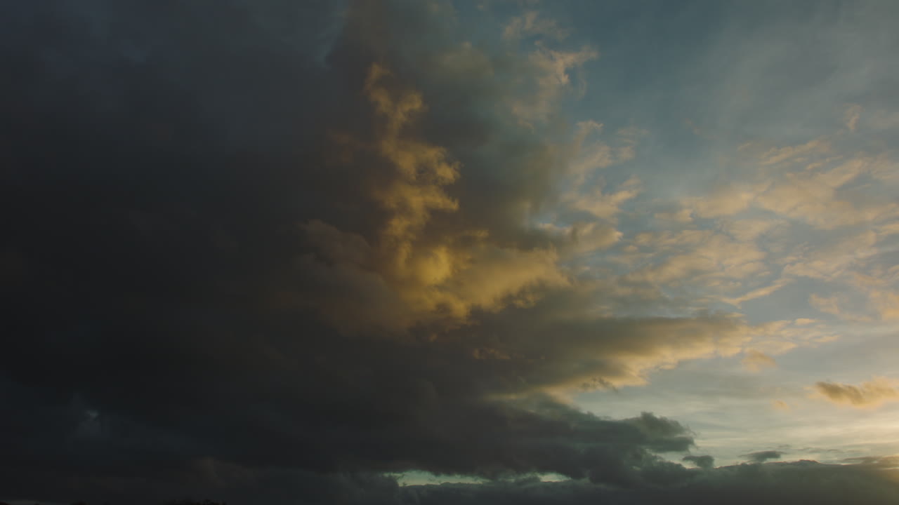 아름다운 파란색과 노란색 구름 분홍색-노란색 톤