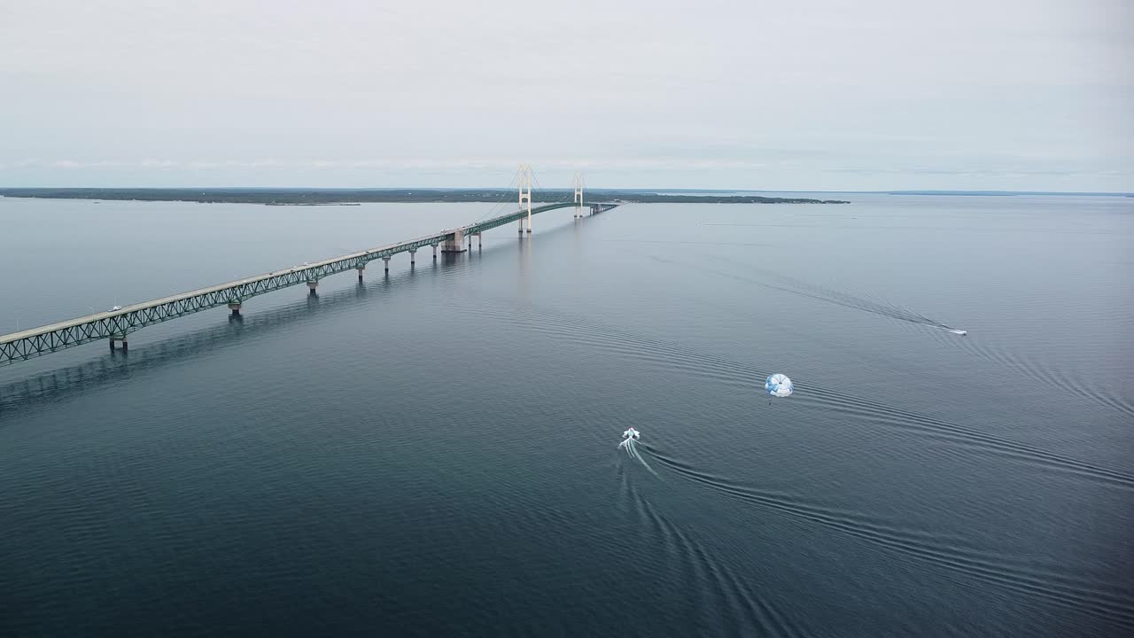 패러세일링과 보트가 있는 공중 맥키노 다리