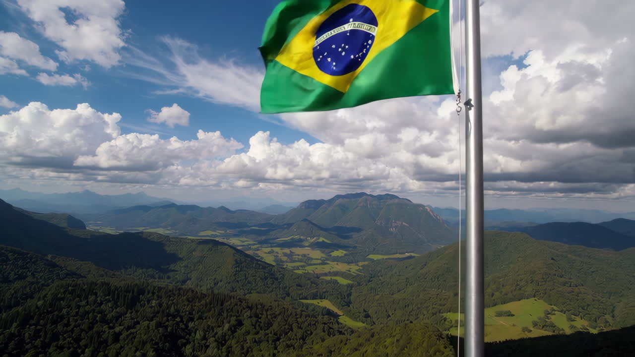 Bandiera brasiliana sulla vetta di una montagna con vista panoramica