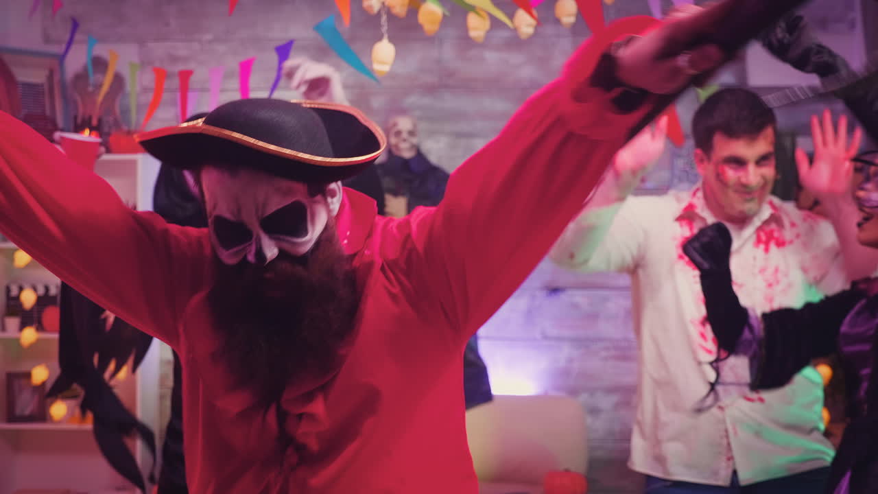 zoom en la toma de un hombre barbudo vestido como un pirata