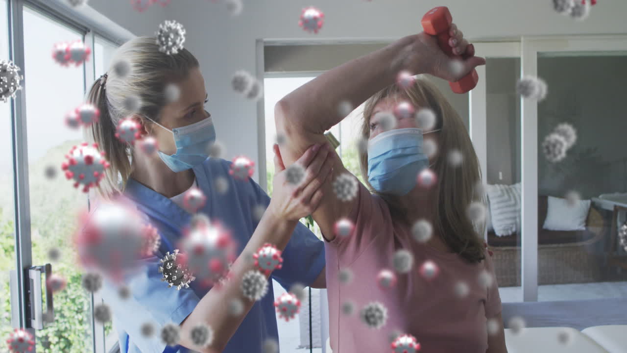 코로나 바이러스 세포의 애니메이션 백인 고령 여성과 마스크를 쓰고 운동하는 간호사