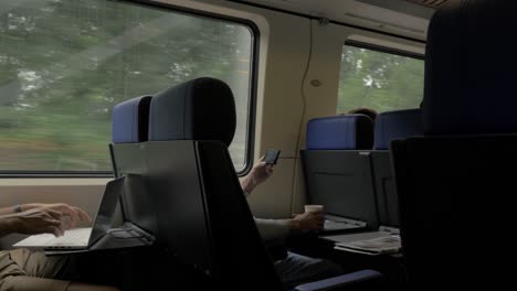 Gente-Entretenida-Con-Celular-Y-Laptop-En-Tren.