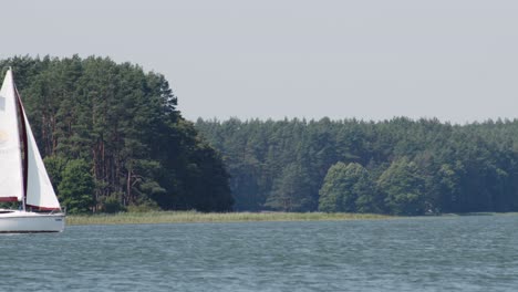 Barco-Navegando-En-El-Lago-Wdzydze-En-Polonia---Ancho,-Estático