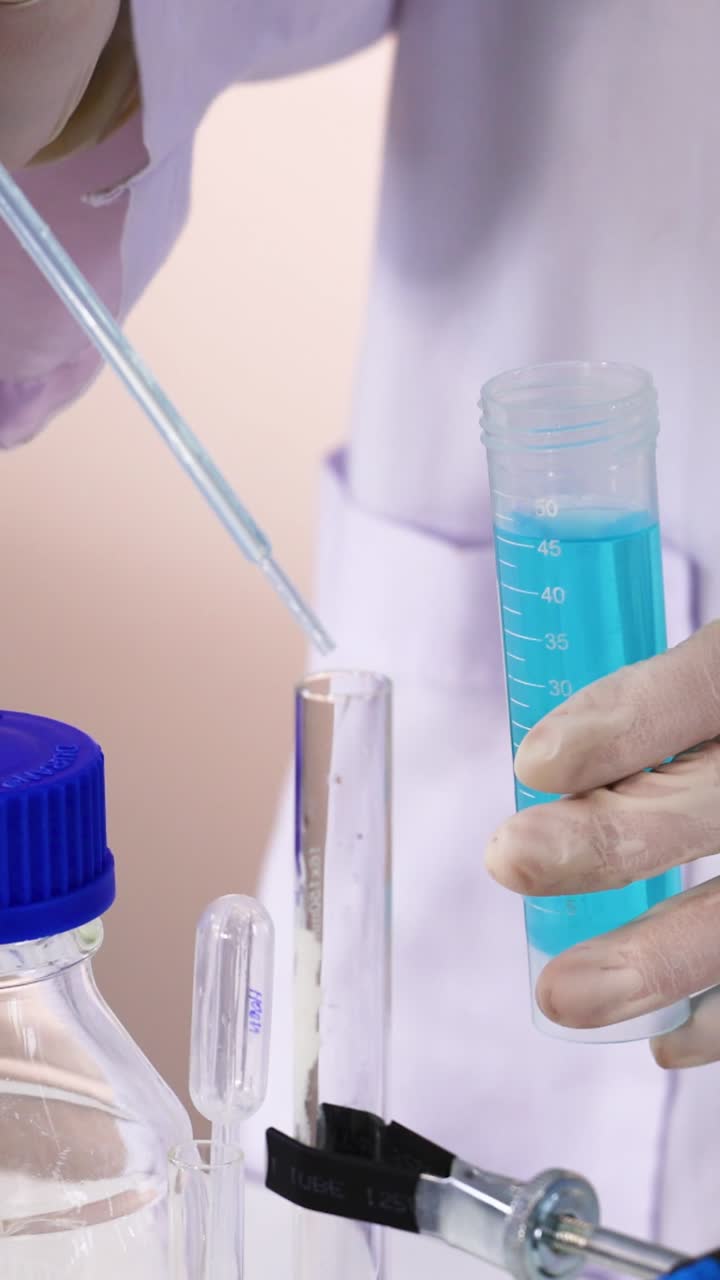 científico que lleva a cabo un experimento de reacción química